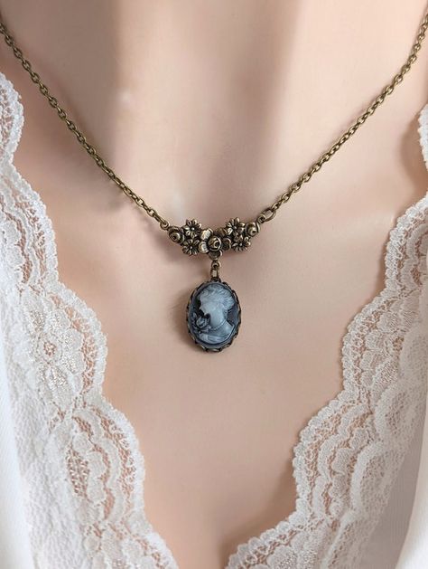 Vintage Blue Jewelry, Vintage Necklace Pendant, Vintage Necklace Victorian, Broaches Vintage, Vintage Necklace Aesthetic, Victorian Jewelry Necklace, 1800s Jewelry, Vintage Cameo Jewelry, Something Blue For Bride