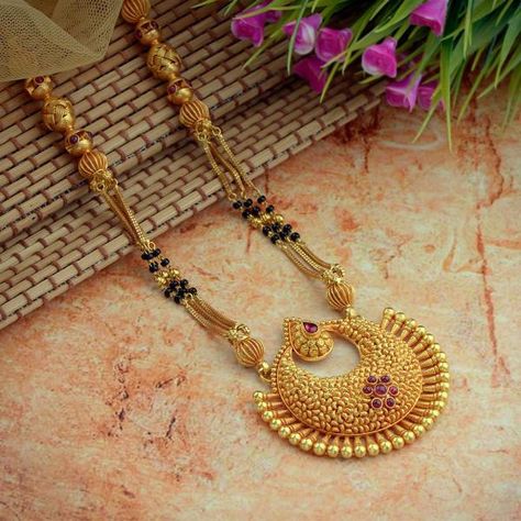 Mangalsutra Design, Gold Pearl Jewelry, Black Beads Mangalsutra Design, Gold Jewelry Simple Necklace, Gold Mangalsutra Designs, Handmade Gold Jewellery, Gold Necklace Indian Bridal Jewelry, Gold Mangalsutra, Mangalsutra Designs