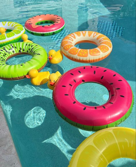 Swimming Pool Aesthetic Photo Ideas, Tropical Aesthetic Summer Vibes, Pool Party Vibes, Preppy Pool, Hello 17, Inflatable Pool Toys, Coconut Girl Aesthetic, Pool Floaties, Pool Birthday