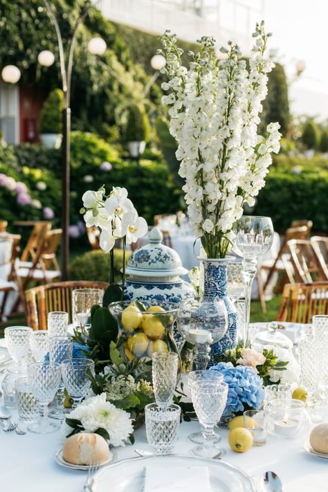 Blue And White Vases, Italian Dinner Party, Mediterranean Wedding, Boda Mexicana, Deco Floral, Wedding Mood, Italian Wedding, White Vases, Delphinium