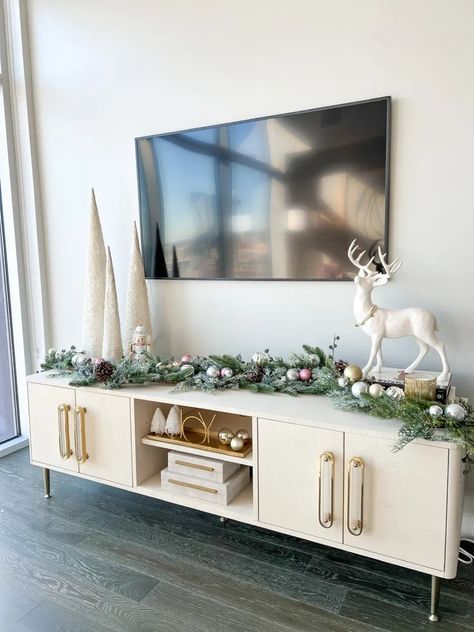 Christmas Decorations Apartment, Christmas Apartment, Cozy Christmas Decor, Christmas Decor Inspiration, Christmas Themes Decorations, Christmas Decorations Living Room, Christmas Room Decor, Christmas Living Rooms, Christmas Inspo