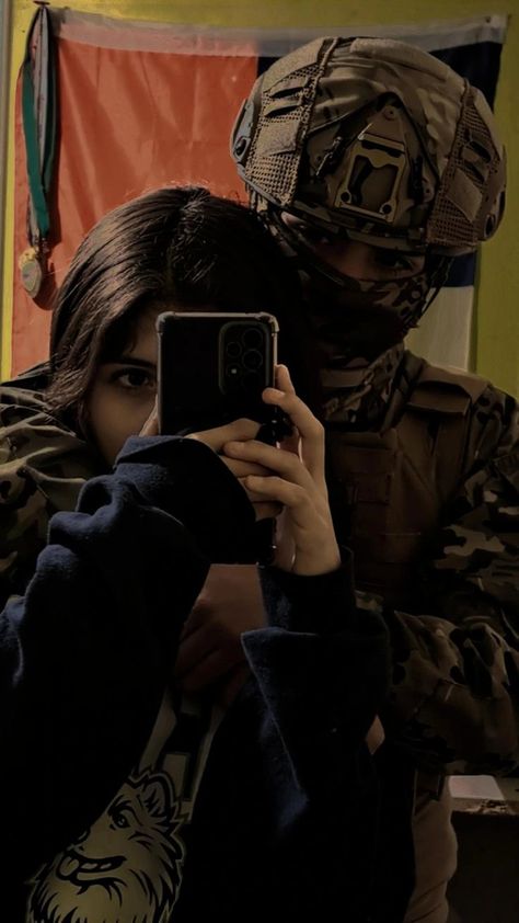 Army Couple Photography, Soldier Love, Army Couple Pictures, Army Couple, Military Couples, Masked Men, Friendship Photoshoot, Hot Army Men, Special Force