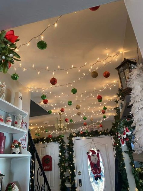 Christmas Restaurant Decorations, Christmas Dorm, Christmas Decorations Apartment, Christmas Dreaming, Christmas Apartment, Cozy Christmas Decor, Christmas Decor Inspiration, Christmas Themes Decorations, Christmas Decorations For The Home