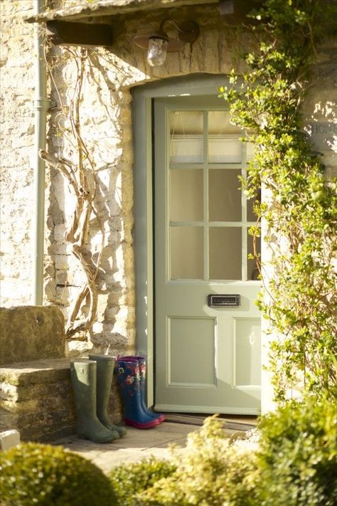 Modern Country Style: The Top Ten Front Door Paint Colours For Cotswold Stone Houses Cottage Front Entrance, Cottage Glass Front Door, English Cottage Door, Front Door Ideas Cottage, English Front Door, Cottage Front Doors Ideas, English Cottage Front Door, Back Door Entry Ideas, Front Door Cottage