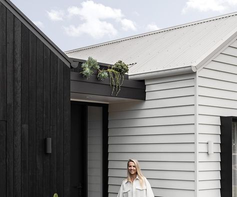 A modern monochrome farmhouse in North Richmond, NSW Monochrome House, Weatherboard House, Scandinavian Farmhouse, White Exterior Houses, Modern Barn House, Modern Monochrome, H Design, Modern Farmhouse Exterior, Modern Barn