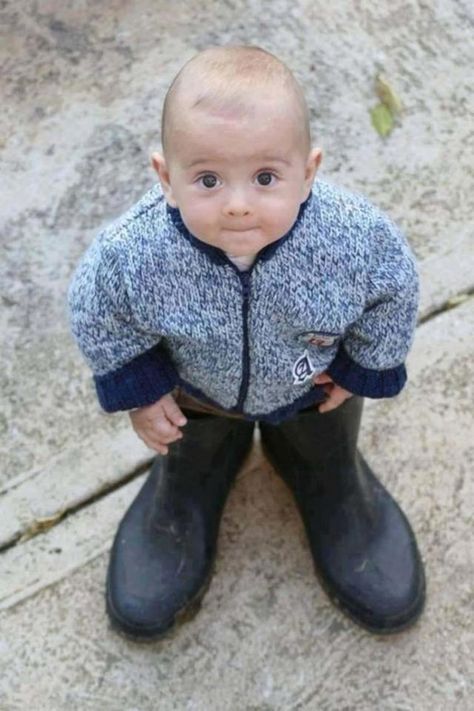 These hilarious pictures show just how naughty kids can be when they decide to get up to mischief Funny Baby Pictures, Kids Part, Funny Pictures For Kids, Baby Faces, Cool Baby, Shoes Too Big, Kids Discover, Cool Baby Stuff