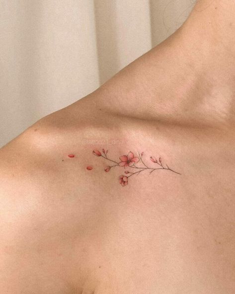 Flower Tattoo Over Shoulder, Shoulder Tattoo Cherry Blossom, Girly Cute Tattoos, Cat Collar Bone Tattoo, Cute Simplistic Tattoos, Minimalist Tattoo Shoulder, Tiny Cherry Blossom Tattoo, Pretty Shoulder Tattoos, Flower Tattoos On Chest