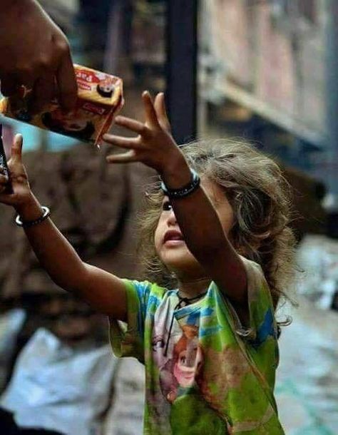 Poor People Food, Lode A Dio, Poverty And Hunger, Help The Poor, Poor Family, Kids Around The World, People Videos, Beautiful Status, Emotional Photography