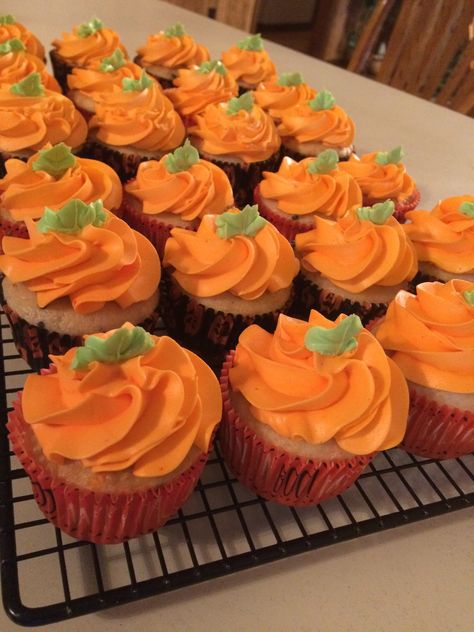 Cupcake Pumpkin Decoration, Cupcake Fall Decoration, Fall Coloured Cupcakes, Fun Thanksgiving Cupcakes, Vanilla Cupcake Design, Halloween Baking Ideas Cookies, October Cupcakes Ideas, Simple Thanksgiving Cupcakes, Pumpkin Patch Cupcakes