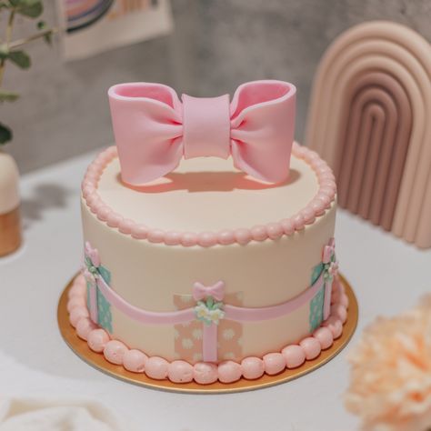 Pink Gingham Cake, Delicate Birthday Cake, Bow Birthday Cake, Light Pink Birthday, Bow Cake, Fondant Bow, Smash Cake Girl, Girly Cakes, Bow Cakes