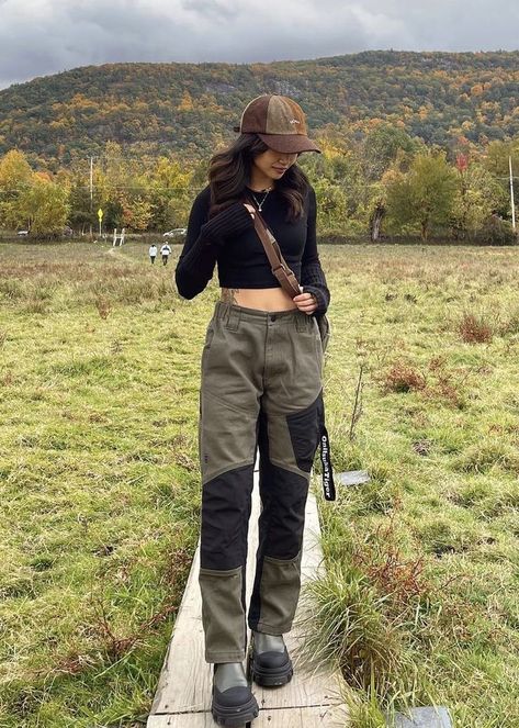 What To Wear Hiking In Hot Weather? | Comfy Aesthetic & Cute Hiking Outfit Ideas For Hot Weather | Hiking Outfits Inspo For Women & Men Treking Aesthetic Outfit, Female Camping Outfits, Trecking Trip Outfit, Treking Outfit For Women, Hiking Outfit Sweatpants, Trecking Outfits Aesthetic, Long Sleeve Hiking Outfit, Casual Nature Outfits, Hiking Cold Outfit