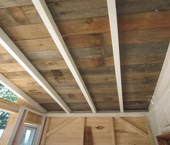 Low-Cost Alternative Ceiling Ideas To Update Your Home - Matchness.com Beach Ceiling, Cedar Ceiling, Wood Ceiling Panels, Ceiling Planks, Plywood Ceiling, Wood Plank Ceiling, Wooden Ceiling Design, Garage Ceiling, Modern Porch