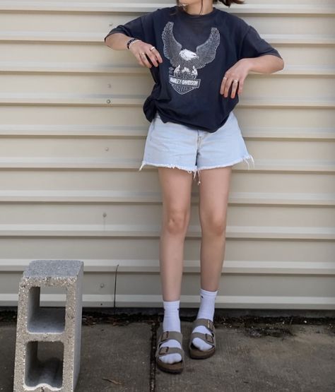 Birkenstocks With Jorts, Birkenstocks Arizona Outfit, Birkenstock Outfit Dress, Outfit Birkenstock Arizona, Birkenstock Outfit Aesthetic, Arizona Birkenstock Outfit, Birkenstock Arizona Outfit, Birkenstock Fit, Birkenstocks Outfits