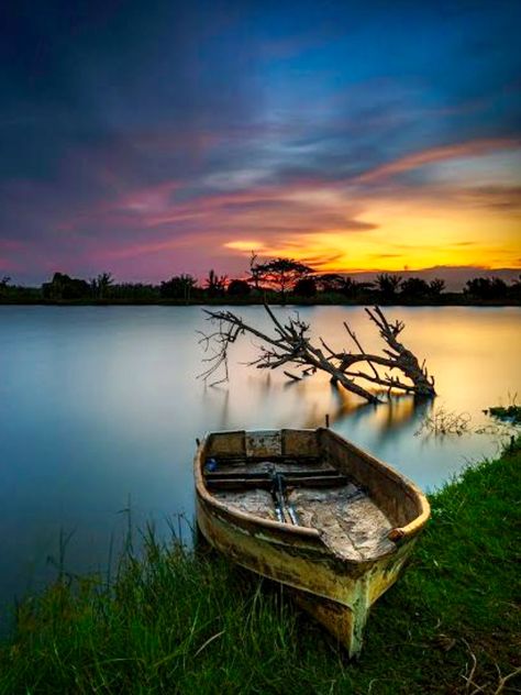 Boat at sunset . Source plus.google.com Art App, Boat Art, Body Of Water, Calm Water, Most Beautiful Cities, Beautiful Places In The World, Beautiful Nature Pictures, Beautiful Sunset, Water Crafts