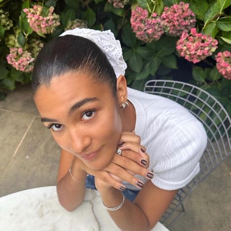 Thought we left scrunchies in the 1980s? This cult brand is proving you wrong...⁣ ⁣ In London these days, one in every three women you pass on the street has her hair pulled back, meticulously parted into a low bun, and held together by a scrunchie so big it could give an Elizabethan ruff a run for its money. The chief proprietor of these supersized scrunchies? Good Squish, a Hackney-based accessories brand that has won the hearts and hair of Londoners from Heathrow to Hainault and back again... Big Scrunchie Bun, Big Scrunchie Outfit, Large Scrunchie Hairstyles, Jumbo Scrunchie Hairstyles, Huge Scrunchies, Good Squish, Big Scrunchies Hairstyles, Bun With Scrunchie, Messy Low Bun Hairstyles