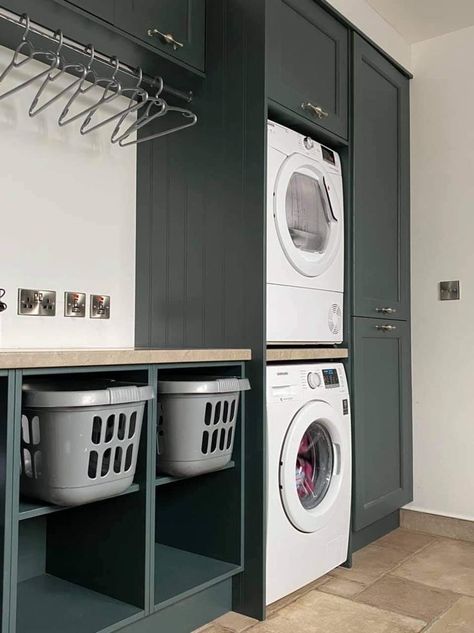 2024 Laundry Room Designs: Efficient Hanging Clothes Solutions 15 Ideas Retractable Toilet, Small Utility Room, Utility Room Designs, Laundy Room, Stacked Laundry Room, Stylish Laundry Room, Dream Laundry Room, Laundry Room Closet, Mudroom Laundry Room