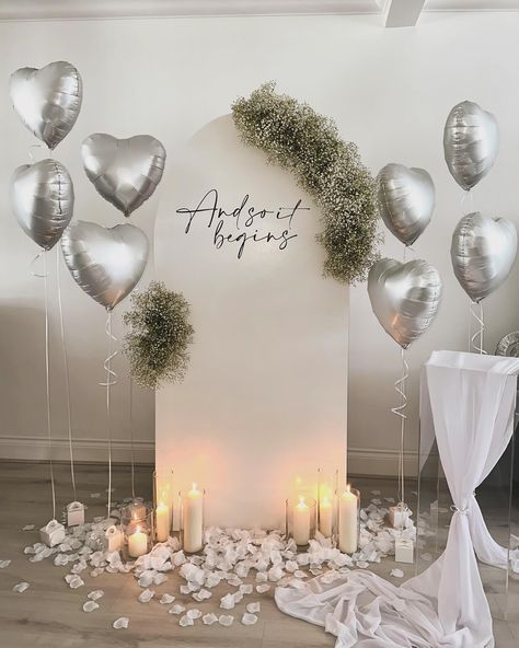 Elegant Engagement Decorations, White Backdrop Engagement, Engagement Party Ideas Balloons, Engagement Balloon Backdrop, Engagement Shower Decorations, Engagement Inspiration Decoration, Engagement Party Balloon Backdrop, Wedding Decor Balloons, At Home Engagement Party Decor