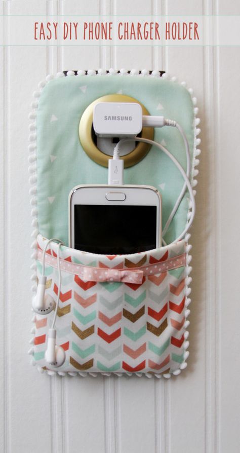 This easy DIY crafts Phone Charger is so easy to sew up and makes such a cute holder for your phone while it's charging! Diy Phone Charger, Diy Projektit, Projek Diy, Easy Crafts For Teens, Diy Sy, Projek Menjahit, Phone Charger Holder, Charger Holder, Crafts For Teens To Make