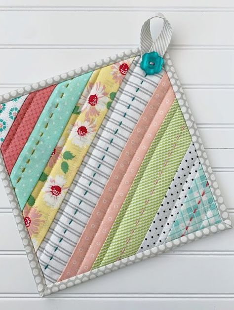 Quilted Potholder Pattern, Hot Pads Tutorial, Quilted Potholders, Potholder Patterns, Quilted Gifts, Small Sewing Projects, Creation Couture, Hot Pad, Free Quilting