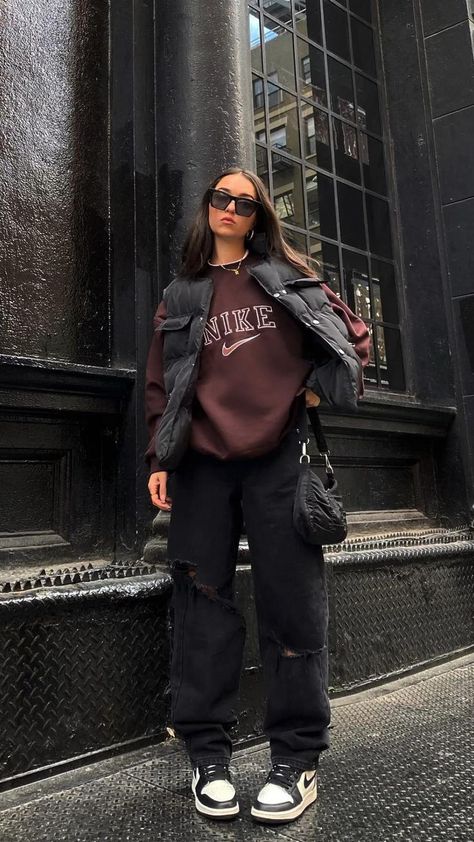 Tomboy Clothing Style, Brown Girl Outfit Ideas, Brown With Black Outfits, Tomboy Sporty Outfits, Black Aesthetic Outfit Girl, Tomboy Cute Outfits, Teenage Fashion Outfits Casual, Baggy Cargos Outfits, Cool Girl Outfits Tomboys