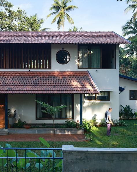 The port city of Kozhikode in Kerala, known as the City of Spices, boasts a rich history of trade with Chinese, Persian, Arab, and European traders. This interaction created a distinctive multicultural architectural landscape. The Wabi-Sabi house by Aslam Sham Architects reflects this heritage, blending traditional Nalukettu elements with colonial bungalow design in a contemporary, U-shaped private residence. - Read more: Link in bio - Images: Courtesy of Abhimanyu KV - @aslamsham_architects ... Kerala House Design Kerala House Design Traditional, Traditional Home Designs, Kerala Houses Design, Traditional House Design Exterior, Traditional House Elevation, Kerala Architecture Traditional, Traditional House Plans Kerala, Contemporary House Exterior Kerala, Residence Exterior Design