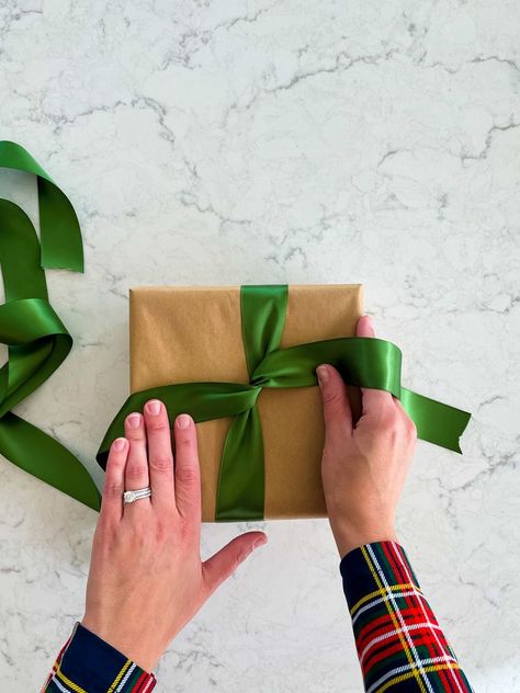 Ribbon On Presents, Tie Bows With Ribbon, Christmas Present Bow, Professional Gift Ideas, Bows For Presents, Diy Gift Bow, Cute Gift Wrapping Ideas, Baby Gift Wrapping, Wrapped Presents