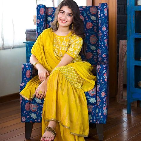 Diwali Pic, Monsoon Fashion, Beautiful Gown Designs, Simple Kurta, Aditi Bhatia, Girls Clothes Patterns, Pic Poses, Simple Kurta Designs, Ankle Jewelry