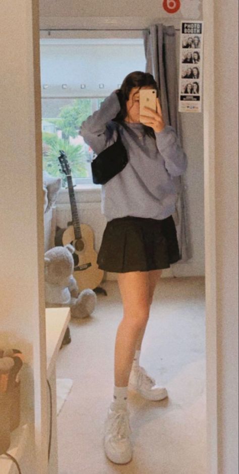 black tennis skirt outfit with blue jumper <3 Styling Black Tennis Skirt, Tennis Black Skirt Outfit, Simple Black Skirt Outfit, Tennis Skirt Black Outfit, Cute Outfits With Black Skirt, How To Style A Black Tennis Skirt, Outfits With Black Tennis Skirt, Black Tennis Skirt Aesthetic, Black Pleated Skirt Outfit Aesthetic