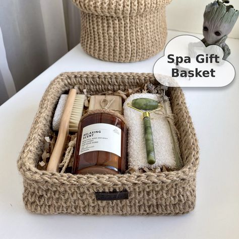 Bathroom Gifts Basket, Bathroom Gifts Ideas, Spa Birthday Gift Ideas, Body Care Gift Basket Ideas, Cute Gifts For Women, Home Spa Gift Basket Ideas, Gifts For Others, Aesthetic Christmas Gifts For Friends, Spa Baskets Gift Ideas