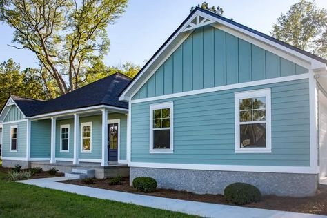 23 Beautiful Blue Houses (Photo Gallery) – Home Awakening Popular Vinyl Siding Colors, Vinyl Siding Ideas Exterior, Vinyl Siding Styles, Blue Vinyl Siding, Vertical Vinyl Siding, Vinyl Siding House, Alternatives To Drywall, Vinyl Siding Colors, Siding Styles