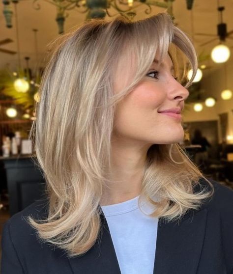 Haircut Collarbone Length, Flip Up Hairstyles Medium, Short Layered Hair With Highlights, Old Money Haircuts Women Medium, Graduated Bob Haircuts Medium, Short Haircut With Wispy Bangs, Hair Trends 2025 Haircuts Women, Blond Medium Length Hair, Layercut Haircut