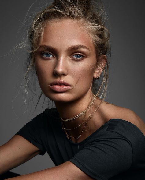 Rome Strijd, Celebrity Makeup Looks, Romee Strijd, Vs Models, Best Beauty Tips, Beauty Shoot, Celebrity Makeup, Portrait Photo, Model Poses