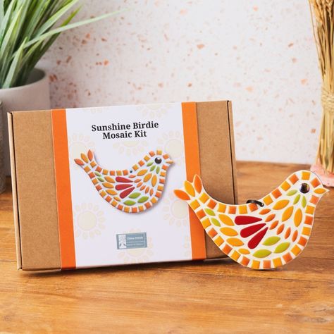 Bright mosaic bird next to a box which is the kit to create the mosaic.  The bird is in yellow, greens, reds and orange. Mosaic Workshop, Bird Mosaic, Small Mosaic, Mosaic Art Diy, Mosaic Flower Pots, Mosaic Kits, Mosaic Birds, Mosaic Art Projects, Mosaic Kit