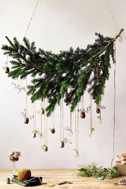 DIY Noël : 10 idées à faire avec des branches de sapin - Marie Claire Scandinavian Christmas Decorations, Christmas Tree Branches, Alternative Christmas Tree, Decor Studio, Natural Christmas, Minimalist Christmas, Boho Christmas, Diy Christmas Tree, Scandinavian Christmas