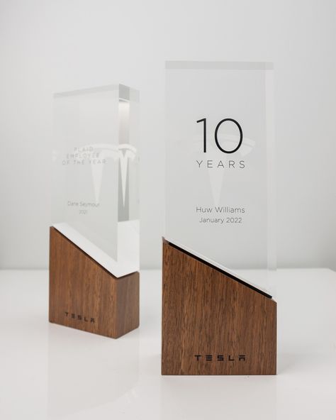 Award Plaque Design Ideas, Plaque Design Ideas, Trophy Design Ideas, Minimal Logos Inspiration, Wooden Award, Award Design, Acrylic Trophy, Award Plaques, Glass Plaques