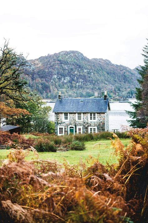 Scotland Aesthetic, Cottages Scotland, Scottish Cottages, Scottish House, Castles To Visit, Scottish Homes, Cottage By The Sea, Scottish Castles, Scottish Islands