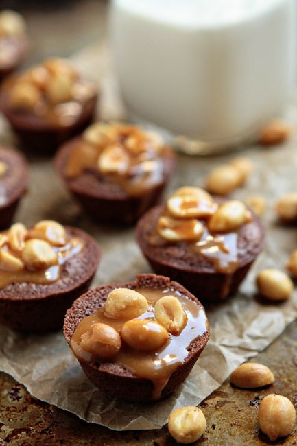 Snickers Brownie Bites | My Baking Addiction Easy Brownie Bites, Snickers Brownies, Snicker Brownies, Brownie Bites Recipe, Easy Brownie, Resep Brownies, Brownie Bites, Think Food, Köstliche Desserts