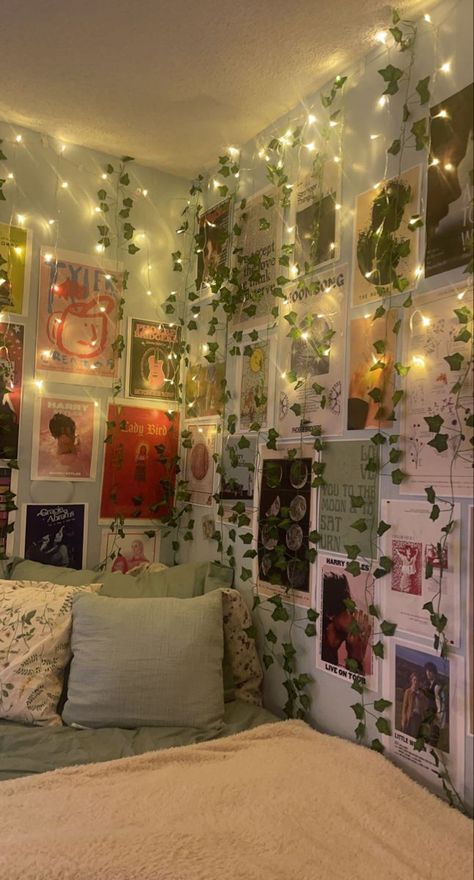 Cute Earthy Room Ideas, String Lights With Pictures Bedroom, Dorm Decor Earthy, Room Ideas Earthy Tones, Aesthetic Earthy Room, Earthy Indie Bedroom, Earthy College Dorm Room, Earth Tone Dorm Room Ideas, Bedroom Aesthetic Fairy Lights