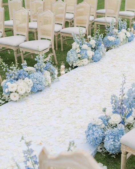 French Blue Wedding, Baby Blue Weddings, Blue Wedding Decorations, Wedding Color Combinations, Blue And White Wedding, Blue White Weddings, White Wedding Theme, Dream Wedding Decorations, Light Blue Wedding