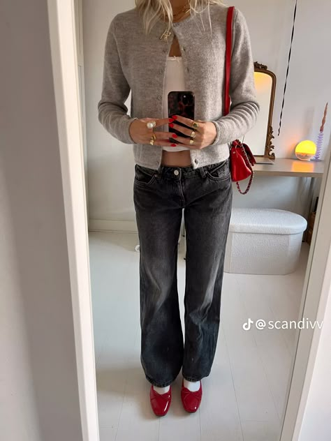 20s Casual Fashion, Red Flats Outfit, Outfits With Grey Cardigan, Low Rise Jeans Outfit, Red Shoes Outfit, Red Ballerinas, Office Vibes, Ballerina Outfit, Uni Fits