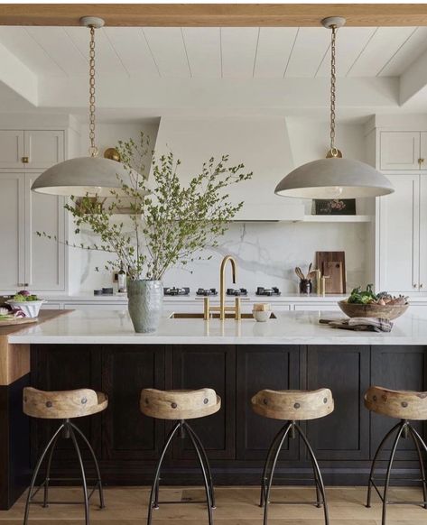 Beige Kitchen Cabinets, Organic Modern Kitchen, Top Kitchen Trends, Organic Kitchen, Diy Backsplash, Stunning Kitchens, Kitchen Pendants, Kitchen Inspiration Design, Kitchen Trends