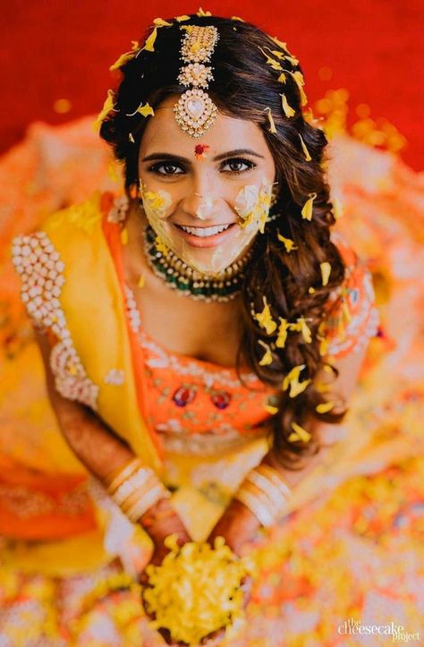 Haldi Photography Ideas, Haldi Look For Bride, Haldi Poses For Bride, Haldi Photoshoot, Mehendi Photography, Haldi Ceremony Outfit, Indian Bride Poses, Indian Bride Photography Poses, Haldi Outfits