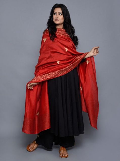 5 Traditional Handwoven Dupatta’s For Ethnic Wear. #Threads #WeRIndia Cotton Anarkali Suits, Plain Kurta, Dupatta Designs, Black Kurti, Red Dupatta, Block Printed Suits, Chanderi Dupatta, Cotton Anarkali, Indian Designer Suits