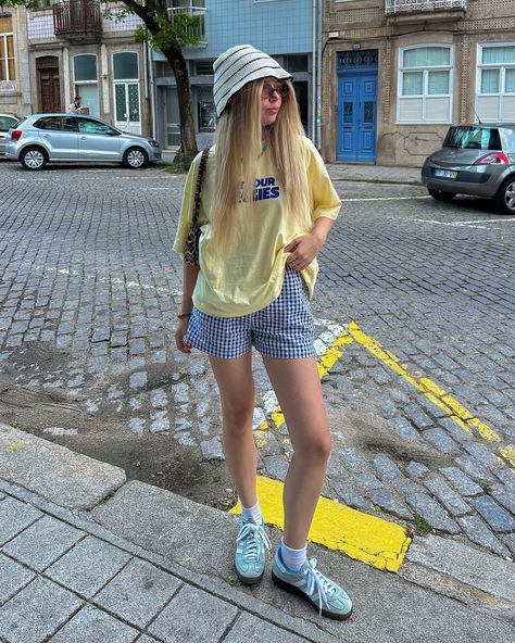 🍋🤭 T-shirt @zara Shorts @stradivarius Panama @zara Sneakers @adidasoriginals Yellow Shirt Outfit, Yellow Pants Outfit, Colorful Summer Outfits, Summer Wear For Women, Zara Sneakers, Gazelle Bold, Korean Casual Outfits, Yellow Outfit, Butter Yellow