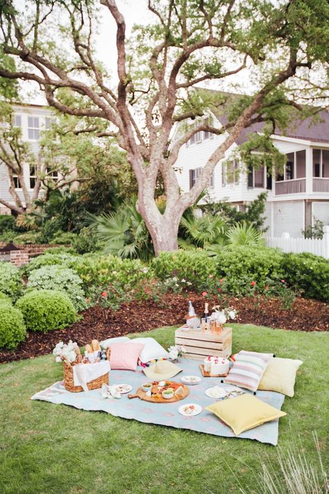 A gorgeous summer picnic with Calder Clark Studios Romantic Backyard, Deco Champetre, Backyard Picnic, Picnic Inspiration, Picnic Birthday, Romantic Picnics, Picnic Date, Perfect Picnic, Picnic Time