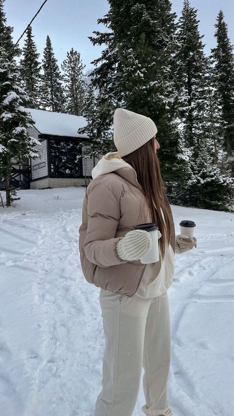 Ny Snow Outfit, Flagstaff Winter Outfits, Outfit For Canada Winter, Snow Winter Outfits Women, Outfit Ideas For Snow Winter, Snow Wear Women Winter, Outfits For The Snow Winter, Winter Gear Outfits, Snow Women Outfits