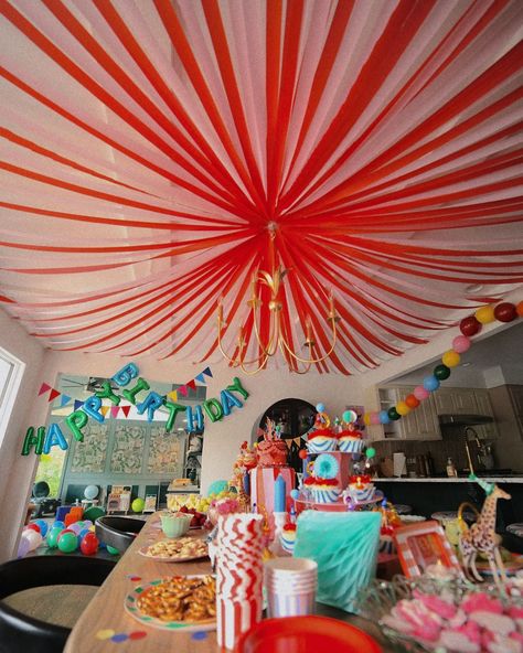 Carnival Dinner Party, Circus Theme One Year Birthday, Indoor Circus Birthday Party, Clown Birthday Party Ideas Decoration, Party Animal Decor, Party Animal Balloons, Circus Second Birthday Party, Circus First Birthday Party Boy, Fun First Birthday Ideas