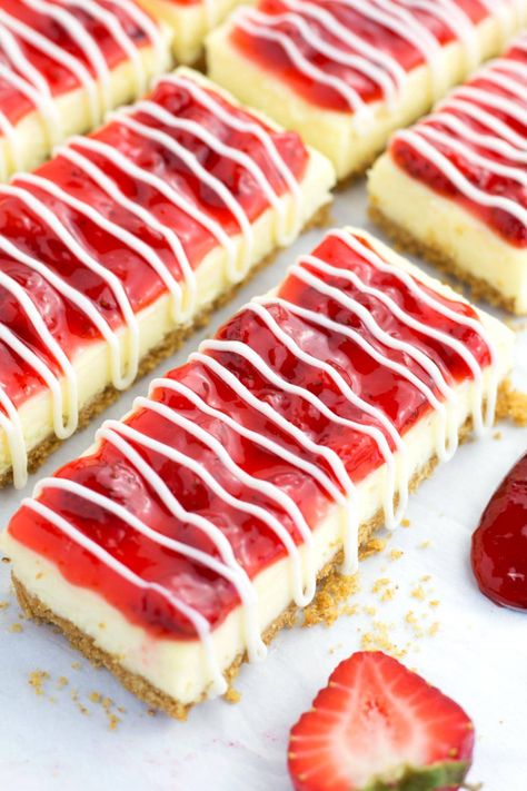 Philadelphia Snack Bars, Philadelphia Cheesecake Bars, Waffle Sauce, Philadelphia Cheesecake, Cheesecake Bar, Strawberry Cheesecake Bars, Cheesecake Bar Recipes, Strawberry Dessert Recipes, Dessert Bar Recipe