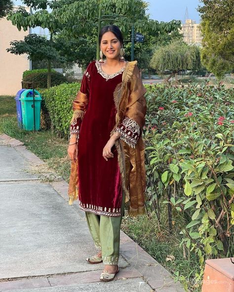 Colour Contrast For Punjabi Suits, Punjabi Suits Designer Boutique Velvet, See Green Suit Combination, Baani Sandhu Suits, Trending Punjabi Suits, Baani Sandhu, Pink Footwear, Ladies Suit Design, Simple Indian Suits