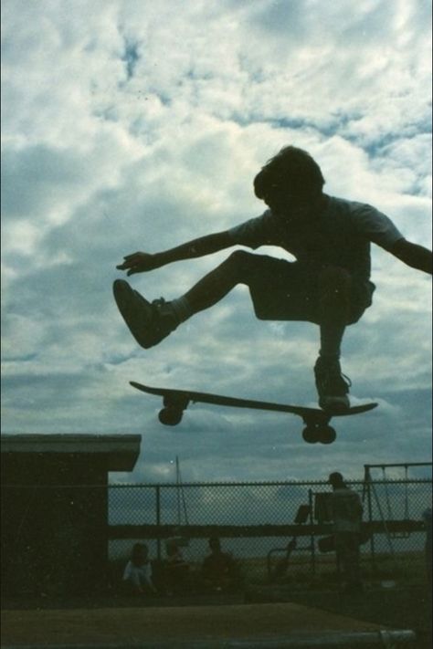 Skate Skate Reference, Skater Life, Sk8 Board, Skateboarding Aesthetic, Skate Photos, Skate And Destroy, Motion Photography, Vintage Skate, Skater Aesthetic